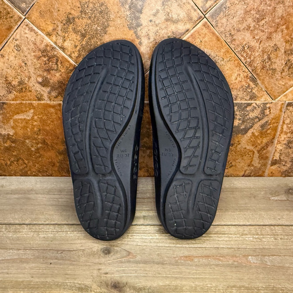 OOFOS flip flops - Picture 7 of 8